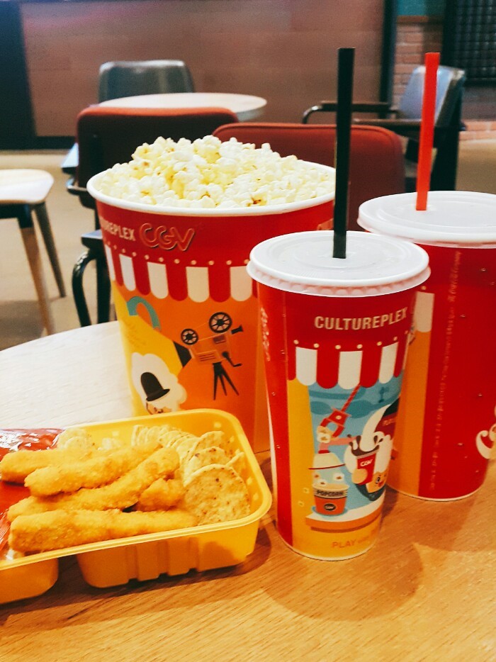  영화는 팝콘과 함께