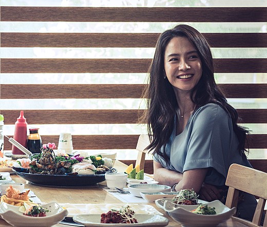  성난황소 마동석 고유의 스타일로 점철된 유머와 액션을 지향한 킬링타임용