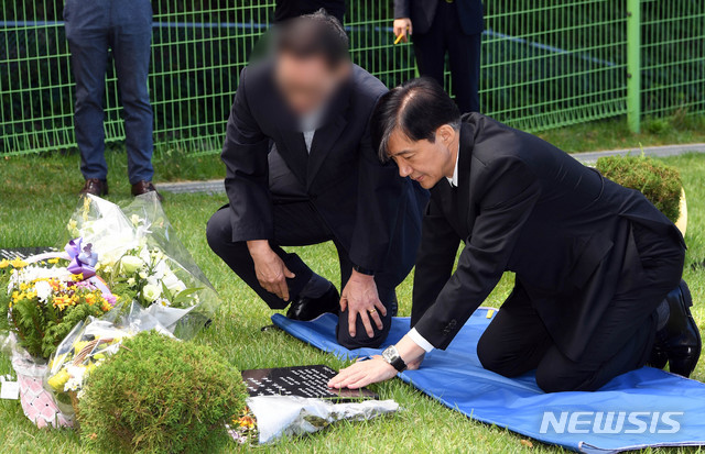  조국 장관, 故 김홍영 전 검사 묘소 찾아 "검찰 조직 문화 바꾸겠다"