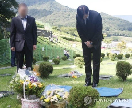 조국의 검찰 개혁에는 검사 조직문화 개혁도 포함, 김홍영 검사 묘소 방문