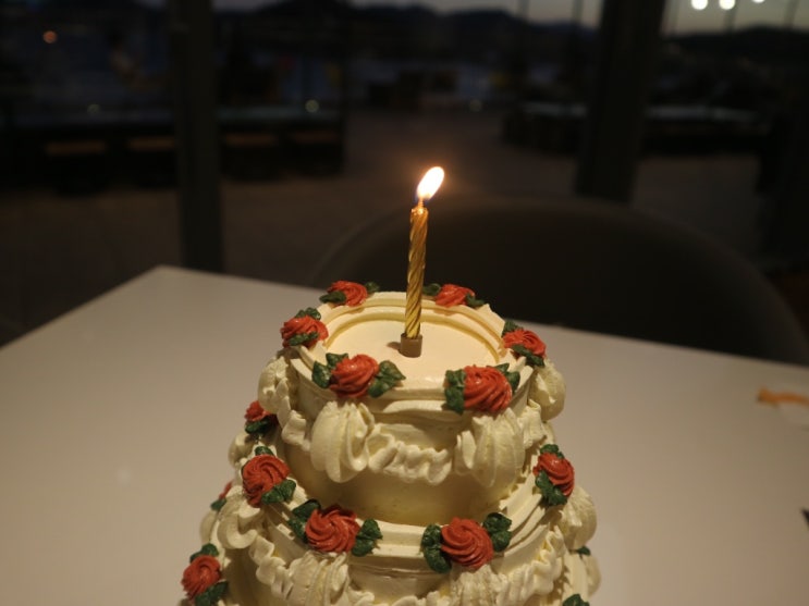  여러분 오늘 제 생일이에요!
