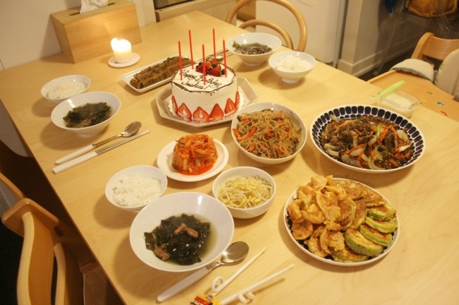  햄 앤 브리치즈 파니니 + 양배추쌈 + 고추장찌개 + 콩국수 + 청수냉면 + 고등어조림 + 비빔국수(팔도 비빔장) + 청국장 + 크랩 크림 파스타 + 생일상 + 어묵탕 + 소갈비찜, 녹두전 + 아침밥 