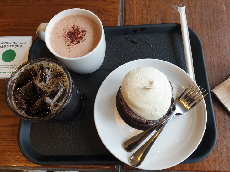 [스타벅스 적선점] 신메뉴 클라우드 초콜릿 케이크, 아이스 커피, 시그니처 핫 초콜릿