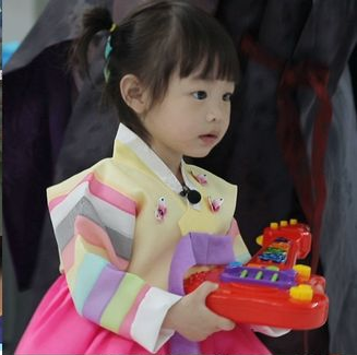 '슈돌' 문희준 딸 잼잼, 추석빔 한복 패션쇼 포착 '해피 바이러스' 시선강탈 [Oh!쎈 컷]