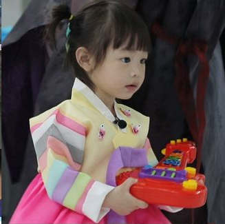  '슈돌' 문희준 딸 잼잼, 추석빔 한복 패션쇼 포착 '해피 바이러스' 시선강탈 [Oh!쎈 컷]