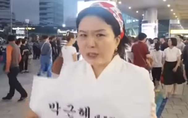  '1인 시위' 황교안에 무릎 꿇은 류여해 "탄핵 무효 외쳐달라"..황교안 "석방하려면 다같이 힘 합쳐야"..류여해, 황교안 앞에서 무릎 꿇은 사연은?