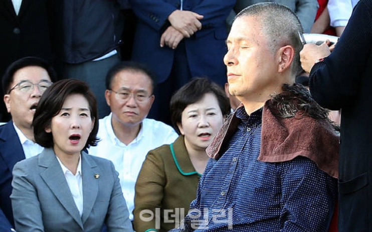  조국 내려오라] 전 자유한국당 대표, 황교안 삭발 감행에 적극 지지해
