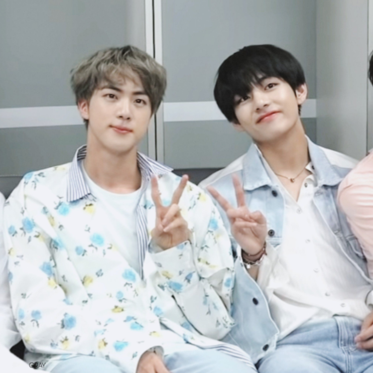  [방탄소년단 뷔 / 진] 둘이 착 붙어서 앉아 있는 것 좀 보세요 너무 다정하잖아요 (?)