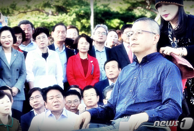 황교안 삭발에 정치권 '냉소'.."정치 쇼 황교안 삭발에 정치권 '냉소'.."정치 쇼