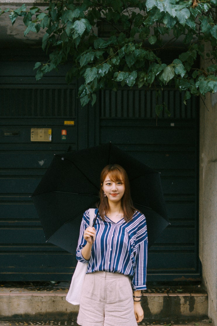 초가을 비 내리는 골목길,  서울의 비 오는 날 인물사진 인물스냅