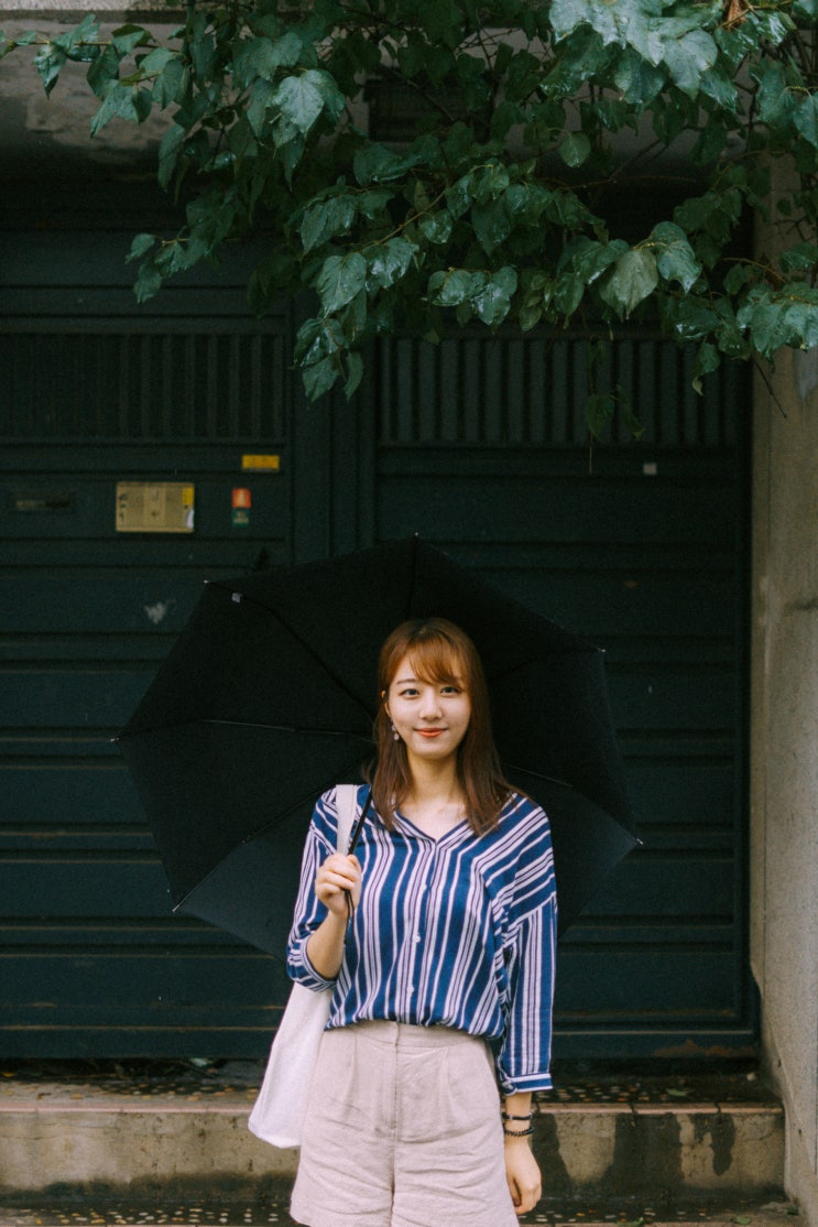  초가을 비 내리는 골목길,  서울의 비 오는 날 인물사진 인물스냅