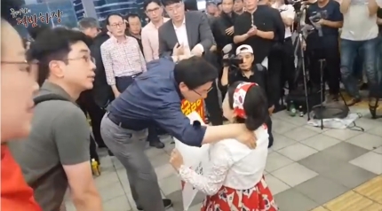 ‘1인 시위’ 황교안에 무릎 꿇은 류여해 “탄핵 무효 외쳐달라” ‘1인 시위’ 황교안에 무릎 꿇은 류여해 “탄핵 무효 외쳐달라”