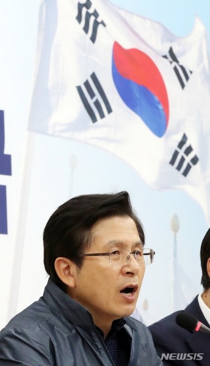 황교안, 오늘 오후 5시 청와대 앞에서 삭발…"조국 파면 촉구" 황교안, 오늘 오후 5시 청와대 앞에서 삭발…"조국 파면 촉구"
