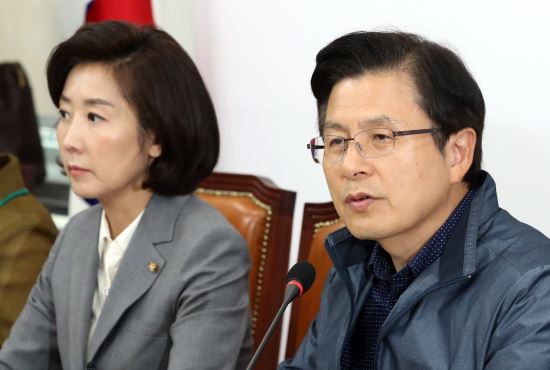  황교안-청와대 앞에서 삭발, 조국 파면 촉구,청와대 앞에서 진행…'조국 대전' 진두지휘 의지,양복 벗은 황교안의 승부수 "靑 앞서 조국 규탄 삭발 투쟁"