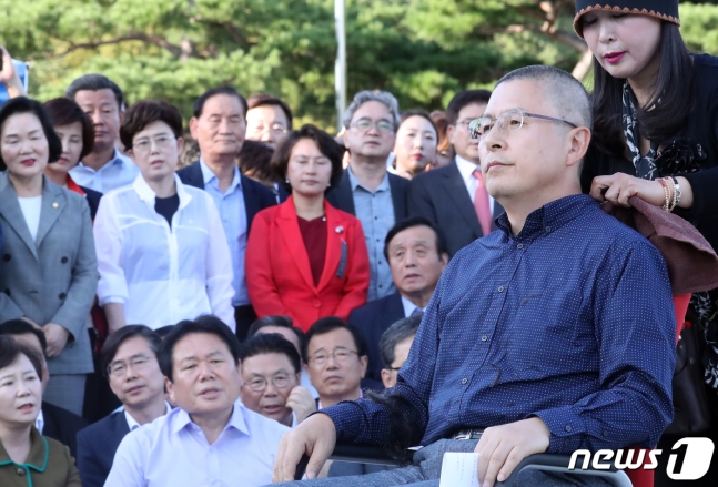 황교안 "文 정권에 항거"…제1 야당 대표 첫 삭발