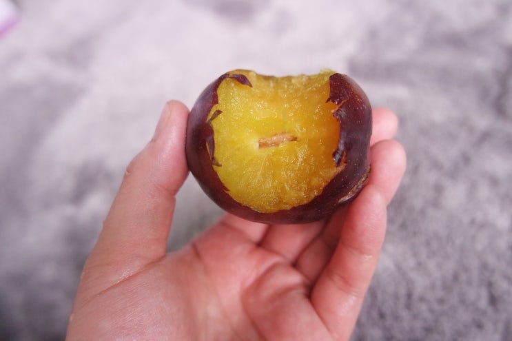  서양자두 프룬 생과로 먹으니 더 맛있어요:)
