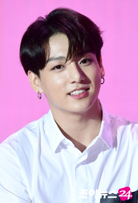  정국 열애설 상대 A씨 '연인 관계·커플 타투 아냐, 친한 친구'