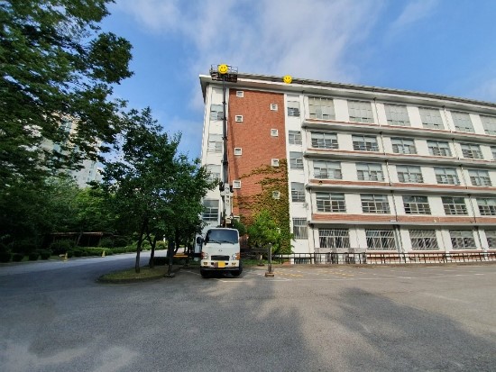  중랑구 망우동스카이차 고등학교 건물지붕 우레탄 방수공사 장비운행