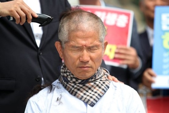 "나도 한다"···황교안 이어 눈물 흘리며 삭발한 김문수 "나도 한다"···황교안 이어 눈물 흘리며 삭발한 김문수