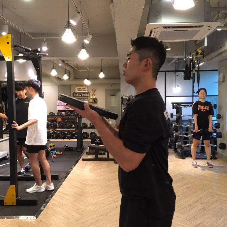  남성분들의 아웃핏을 완성시켜줄 새로운 자세 새로운 방법으로 우람한 팔 만들기!
