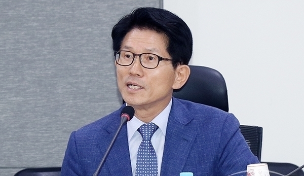  김문수도 삭발 “한국당 의원, 모두 머리 깎고 문재인 끌어내려야”