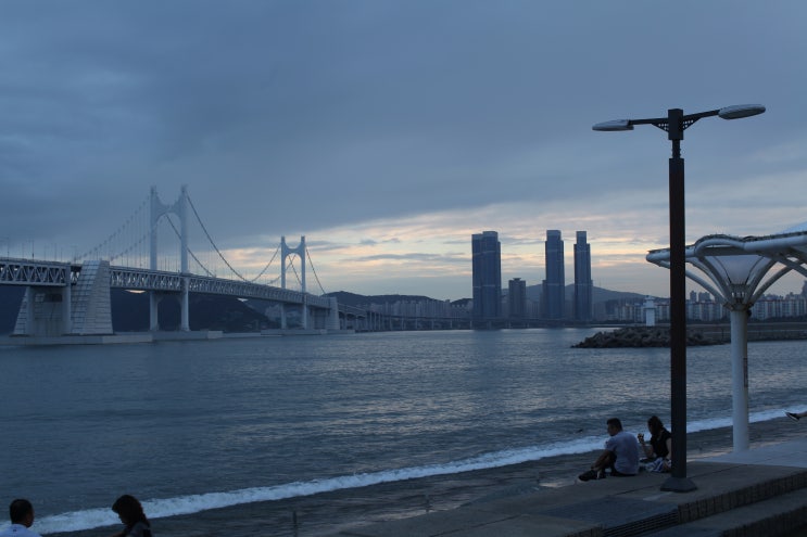  수변 공원의 저녁.