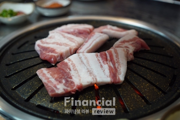  [산업리뷰] 아프리카돼지열병·중국 영향으로 삼겹살이 ‘금겹살’?
