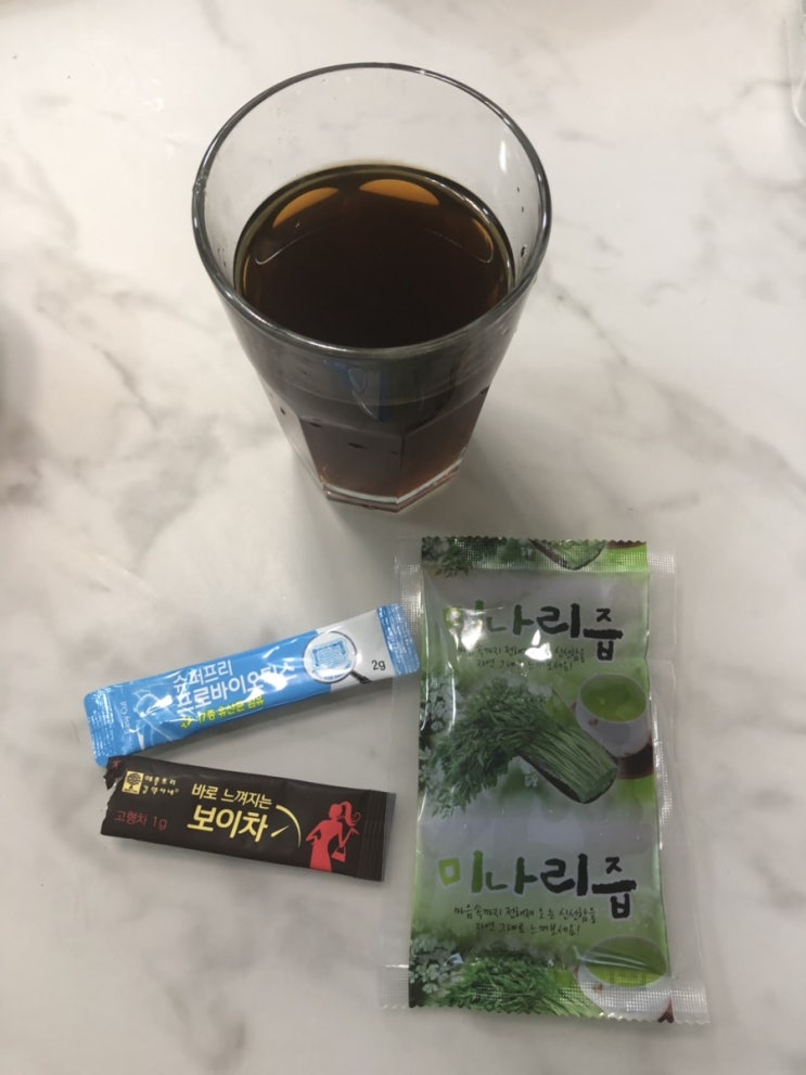  아침에 꼭 챙겨먹는 필수품:애플트리김약사네 바로느껴지는 보이차,유산균(슈퍼프리바이오틱스),어머님이 챙겨주신 미나리즙