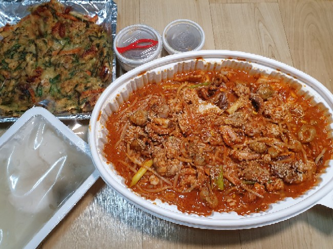  쭈꾸미찜 배달시켜먹었어요  역시 비오는 날은 파전이 서비스