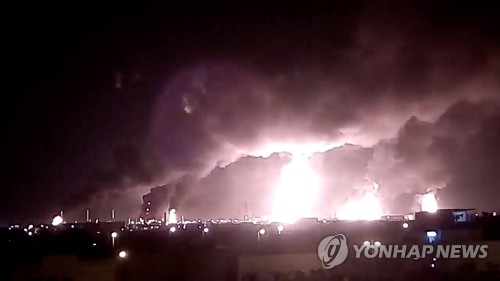 사우디 폭격에 유가급등 우려…"배럴당 100달러 갈 수도" 사우디 폭격에 유가급등 우려…"배럴당 100달러 갈 수도"