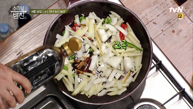  수미네 반찬 돼지 김치볶음 김수미 된장찌개 매콤멸치볶음 감자채볶음 된장찌게 임현식 김용건 전인권 한식당 할배특집 68회 수미네반찬 된장찌개 매콤멸치볶음 김수미 돼지김치볶음 된장찌게
