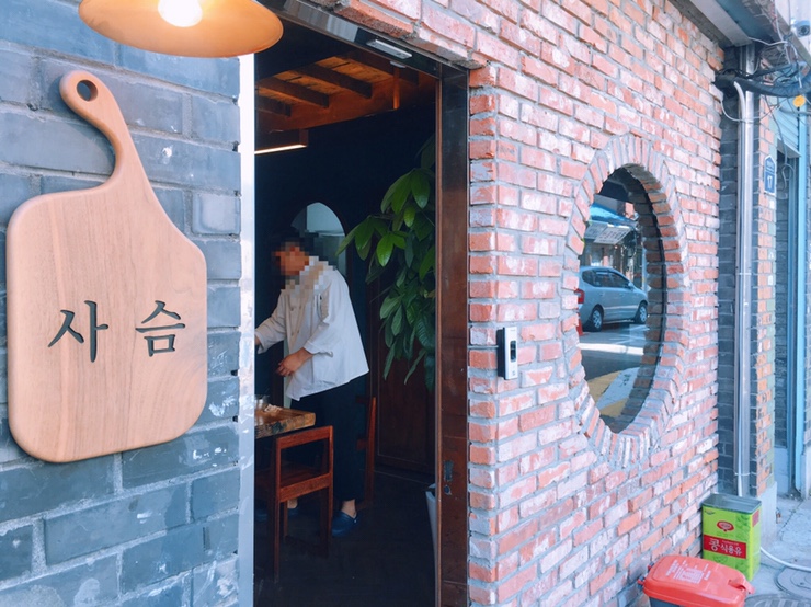  점심엔 돼지국밥, 저녁엔 술이 있는 장충동 사슴