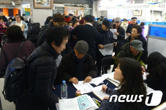  2022년 정년연장 의무화 추진..65세까지 일하는 사회 만든다