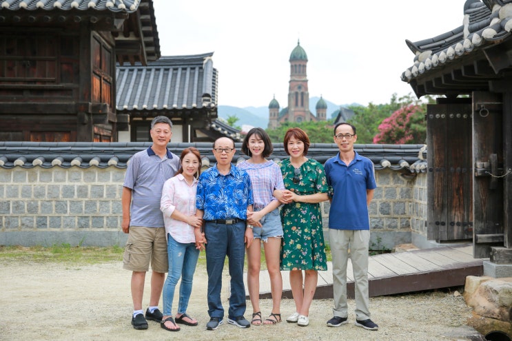 이번 가을 가족여행은 전주 한옥마을로 놀러 오세요.