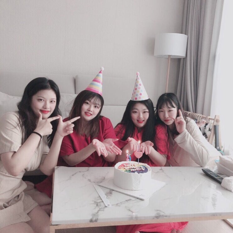  생일파티는 한달 내내 ,,