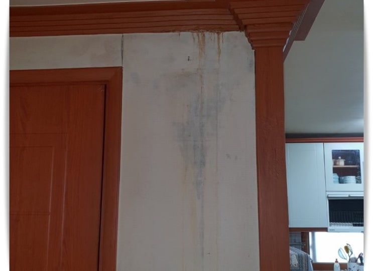 방화동 빌라 누수로 욕실 문 앞 벽지가 젖어내리네요.