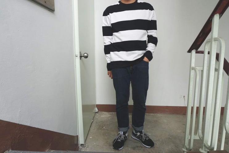  데일리룩 스파오 빅 스트라이프 티셔츠 SPLS749C13 보세 데님팬츠 뉴발란스 574 블랙