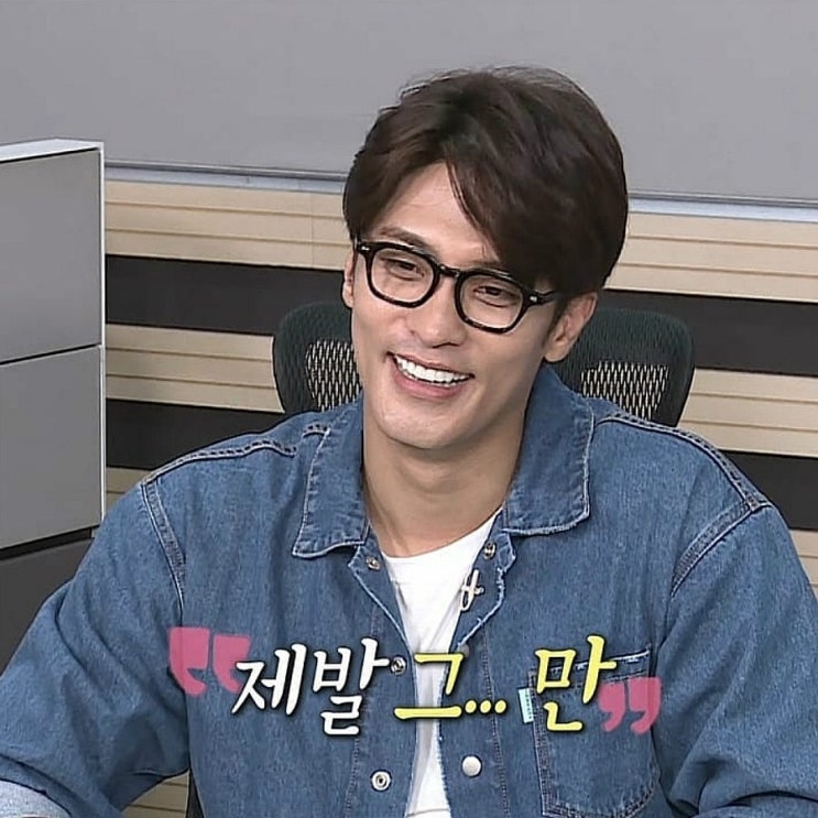  성훈이 착용한 사각형 안경 'MUZIK POV' 가을에 잘 어울리는 블랙 뿔테