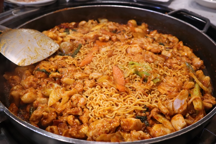  약간 매콤한 닭갈비를 먹고 싶을땐? 경주 '진성닭갈비'로
