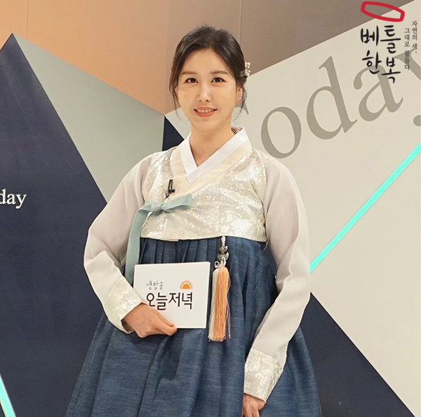  <생방송 오늘저녁>베틀한복을 입어주신 차예린 아나운서.