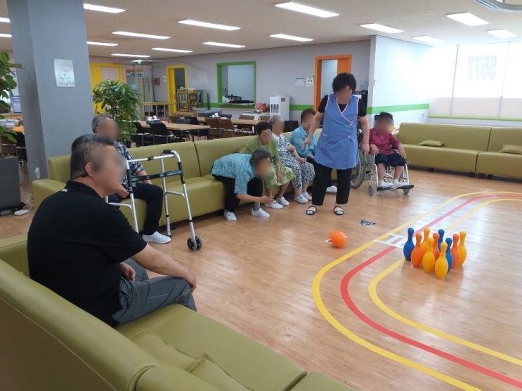  부산진구양정에있는부산시니어재활주간보호센터 - 노래가사도 쓰고 볼링게임도 하고 재활운동도 하고~