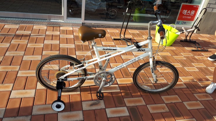 뒤늦게 자전거 배우는 늦깎이 초보를 위한 보조바퀴 장착 - 원주 혁신도시 삼천리자전거