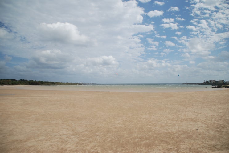 새하얀 모래로 유명한 표선해수욕장 -배근휘