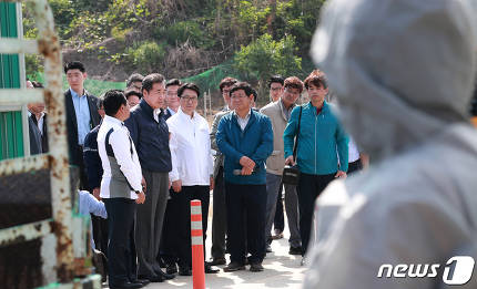  돼지열병으로 경기도 파주시 농가들이 피눈물 흘리며 이낙연 국무총리와 함께 사태수습에 나선 그날, 고양시 행사에 참석해 이해찬 대표와 사진 찍기에 여념이 없던 이재명 경기도지사
