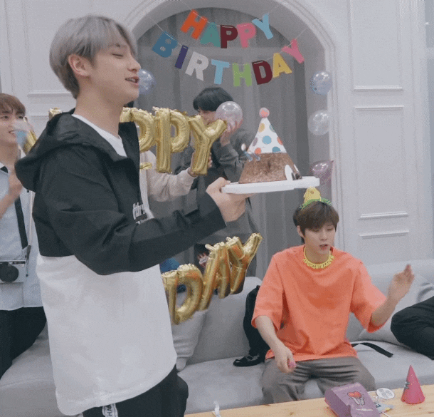  [X1 / 엑스원.김우석] 190920. happy birthday 동표/  (feat.동표생일이라 쓰고 저세상 텐션의 짤랑거리는 우석이만 봄ㅋ)