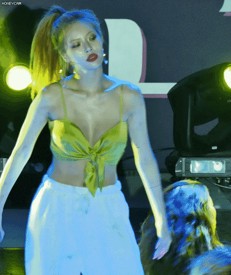  현아 팬서비스 클라스 .gif