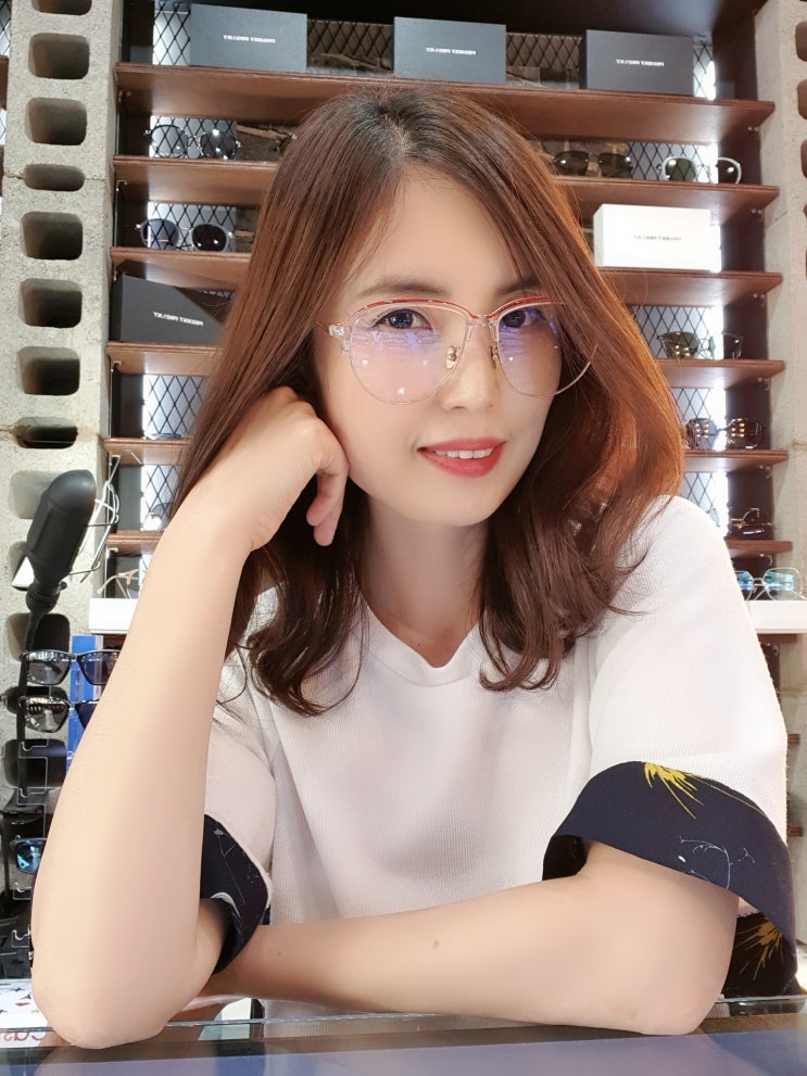  캠핑클럽 이진 안경 얼굴이 작아보이네