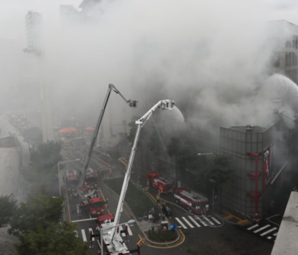 동대문 제일평화시장 새벽 화재…재발화로 10시간 넘게 진화中 동대문 제일평화시장 새벽 화재…재발화로 10시간 넘게 진화中