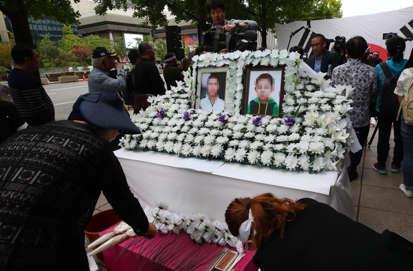  '餓死' 탈북 母子, 52일 만에 시민애도장