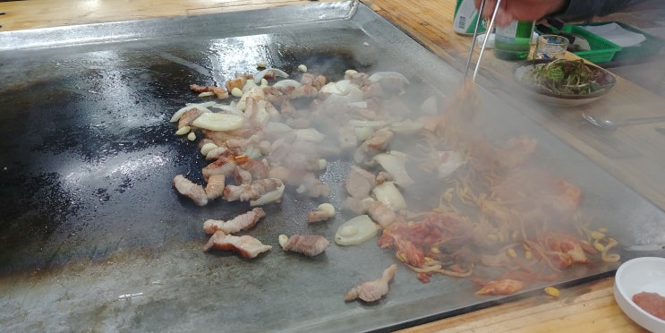  [먹거리 탐방] 울산 울주군 온산읍 덕신 서민갑부 출현! 당구대 통철판 삼겹살